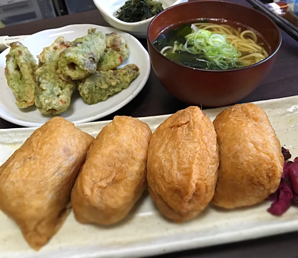 昼ごはん  いなり寿司 竹輪磯辺揚げ 春菊ごま和え ミニ和風ラーメン|ぽんたさん