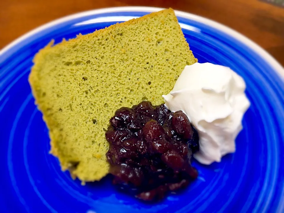 抹茶シフォンに、小豆から煮た手作りあんこと生クリームをトッピング♪|Naoko.nさん