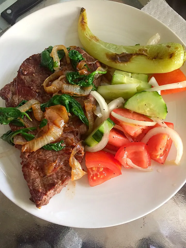 Grilled Sirlion Steak w/ Carmalized Onion and Sautee Spinach, Summer Salad & Grilled Hot Pepper|Milka Papricaさん