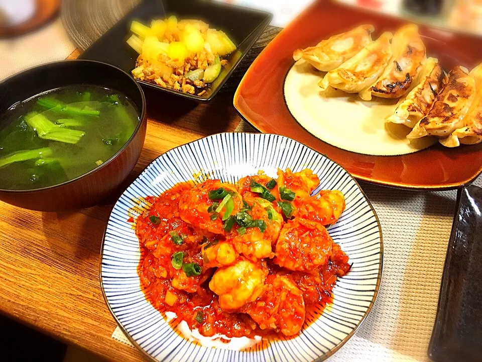 Snapdishの料理写真:エビチリ定食 #エビチリ #干しエビとセロリのサラダ #ギョウザ #ほうれん草のおすまし|吉田さきさん