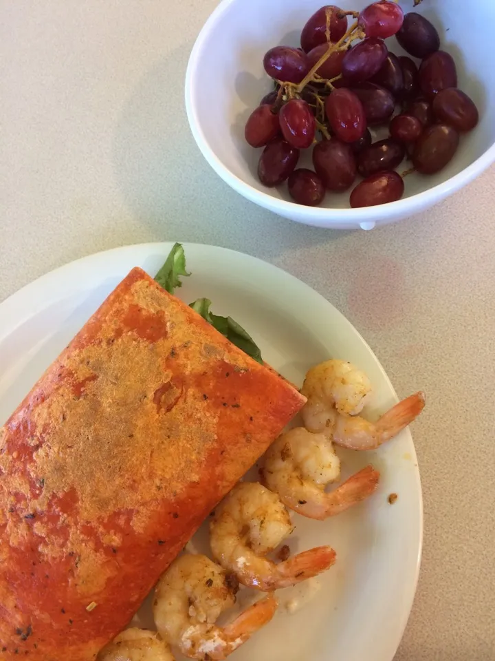 Snapdishの料理写真:Meal 2: grilled chicken wrap with spinach, romain lettuce and Caesar dressing, grilled shrimp and grapes|Marissa Castroさん