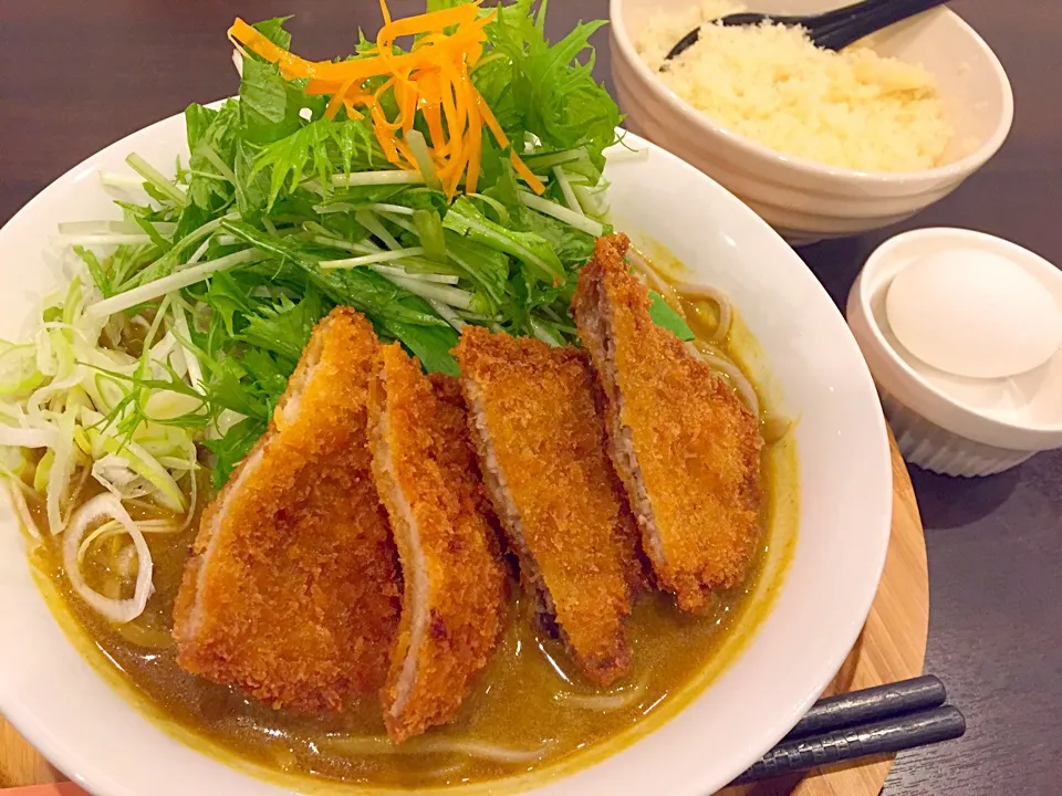 Snapdishの料理写真:カツカレーぶっかけ蕎麦…コレにこんがり焼いたフランスパンが付いて来ます。
蕎麦やカツを食べ終えたら、残ったカレーをパンにヒタヒタして全て食べきる！
写真の右にあるのはトッピングの天かすと温泉卵です。|石田 雅史さん