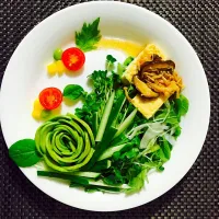 Snapdishの料理写真:カット野菜でサラダ💛特売品で野菜不足を補う💚4人分を作る