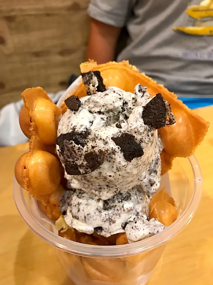 Oreo ice cream with egg waffle|Alex Wongさん