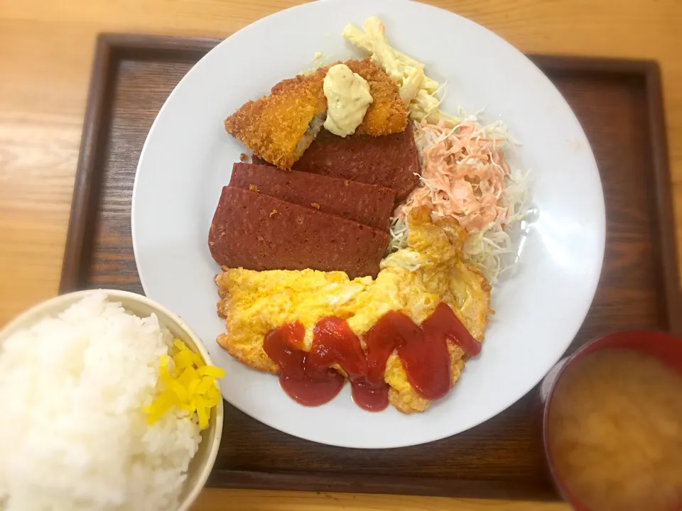 Snapdishの料理写真:ポーク玉子定食、魚フライ付|エイコーワールドさん