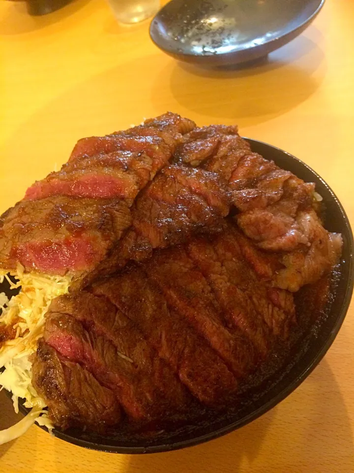 Snapdishの料理写真:ステーキ丼|megu.cafe0201さん