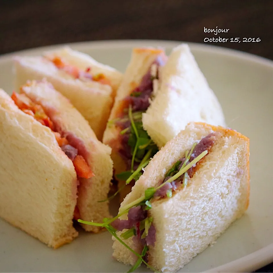 Snapdishの料理写真:紫芋と豆苗、トマト🍅とブルーチーズのサンドウィッチ🧀|yasuko murakamiさん