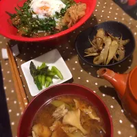 お刺身の残りの漬け丼、きんぴらごぼう、アスパラの糠漬け、長ネギ・生姜・きのこのお味噌汁。
冷蔵庫整理。|Snack PIYOさん