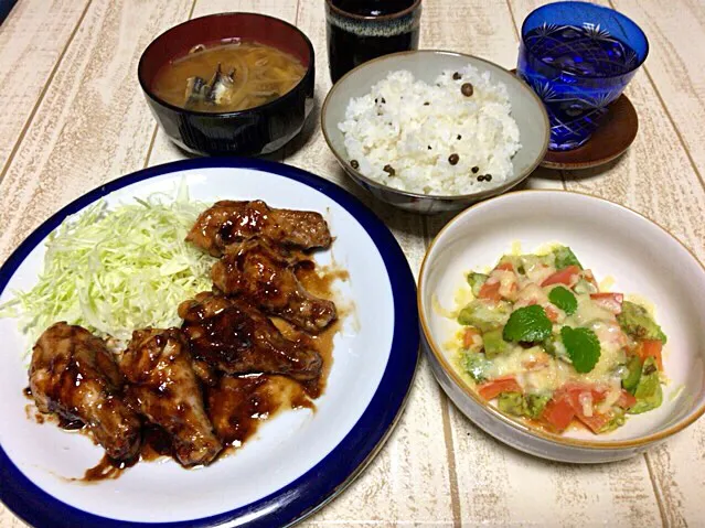 今日の男飯(＞人＜;)アボカドとトマトのトロけるチーズand手羽元の照り焼きandモヤシとキャベツの味噌汁andむかごごはん♬|ひーちゃんさん