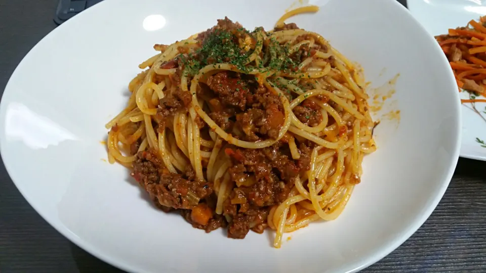 Snapdishの料理写真:きのこのミートソースパスタ

玉ねぎ、挽き肉、にんじん、セロリ、ナツメグ、しめじ、ローリエ、ローズマリー、赤ワインを２時間くらい煮込みました。なかなか良い味が出せました(^^)v|riverさん