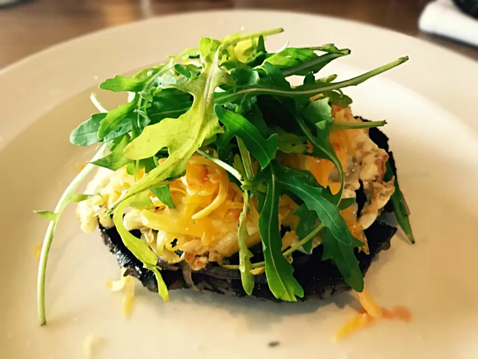 Snapdishの料理写真:Black mushroom, red onion, egg, cheddar cheese & rocket|Sergio Lacuevaさん