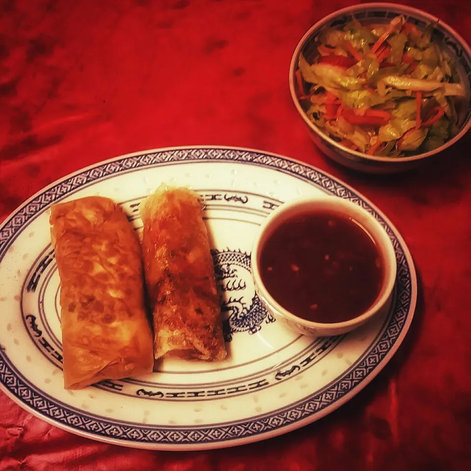 selfmade chinese Spring rolls with sweet chili sauce and China salad

#springrolls #Frühlingsrolle #Chinesische Küche|Najeskaさん