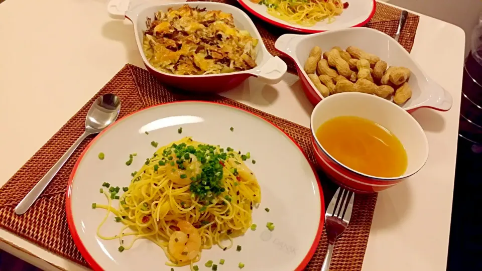 今日の夕食　えびとねぎのパスタ、舞茸とじゃがいもの豆乳キッシュ、ゆで落花生、玉ねぎのコンソメスープ|pinknari🐰🌈さん