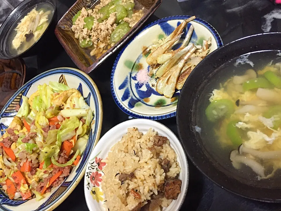 10月15日晩ご飯。いせ食品さんの森のたまごで作ったナーベラー（へちま）たまごスープ、麩チャンプルーとジューシィ、ナーベラーと鳥ミンチ煮、島らっきょの天ぷら。沖縄で買った食材で。また行きたい🎶|あやさん