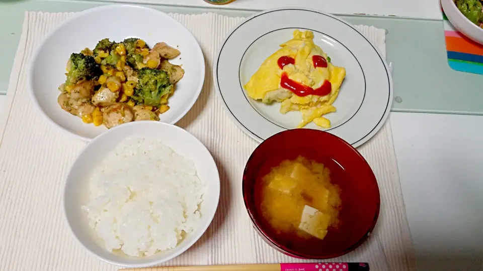 Snapdishの料理写真:疲れた日は手抜きになります。今日の夕飯🌃🍴|mky710801さん