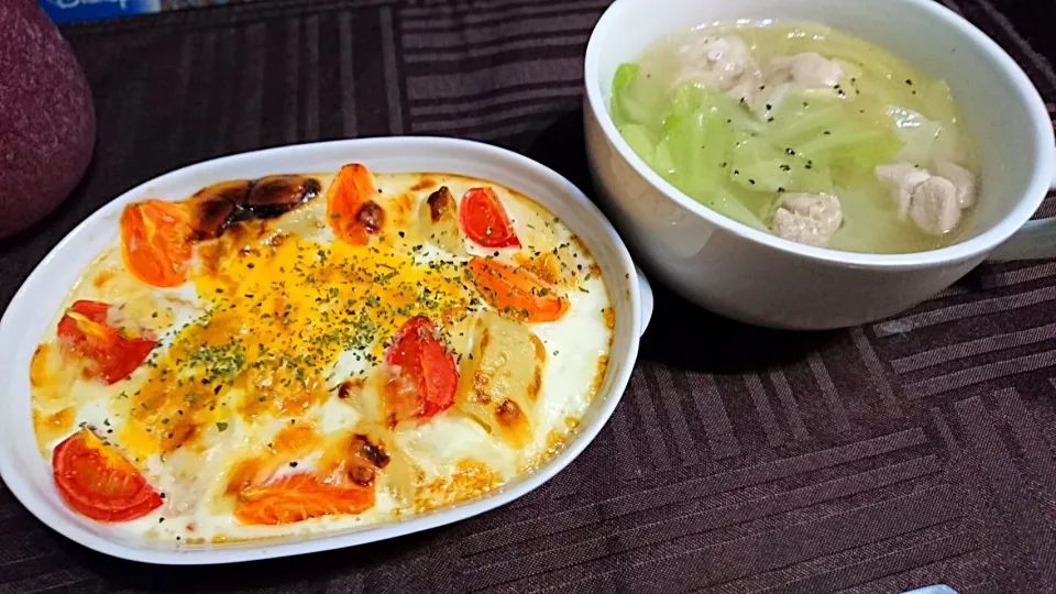 2016-10-15夜❤ポテトとトマトの卵グラタン、鶏肉とキャベツのスープ|一人暮らしごはん🍴さん