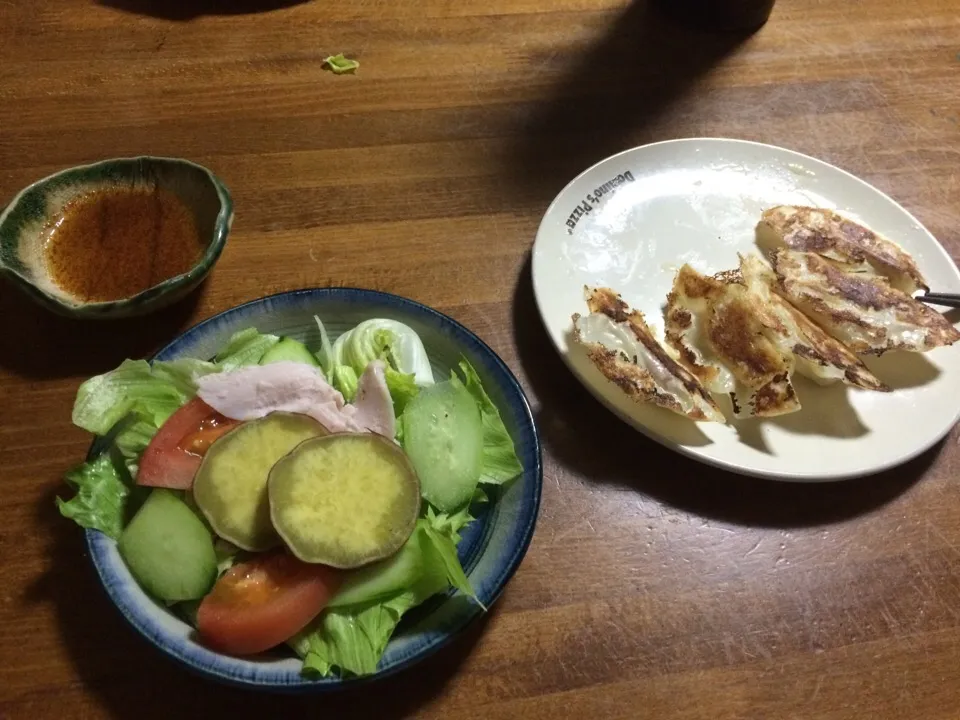 夜ご飯 サラダと餃子|ゆりりんご🍎さん