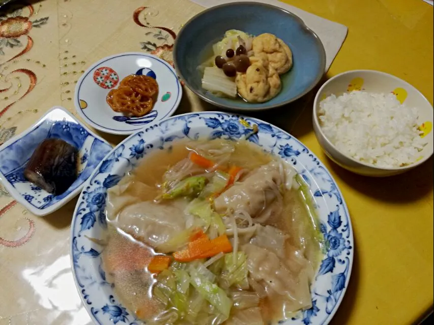 晩ごはん
　水餃子入り生姜のきいた野菜スープ
　がんもどき、白菜、シメジ煮物
　ナスとレンコン|korinoさん