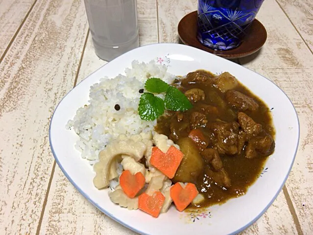 Snapdishの料理写真:今日の男飯(＞人＜;)
テニス後の手抜き╰(*´︶`*)╯♡たっぷり煮込みましたゴロゴロカレー解凍withむかごごはん♬|ひーちゃんさん