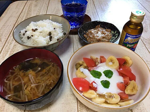 今日の男飯(＞人＜;)バナナトマトヨーグルトandモヤシとキャベツの味噌汁and納豆andむかごごはん♬|ひーちゃんさん