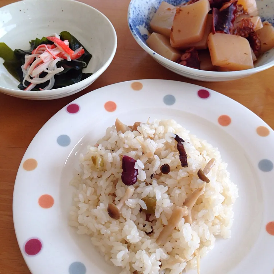 ダイエットな朝ごはん😉
きのこと豆の炊き込みご飯
わかめとカニカマの酢の物
タコとこんにゃくのさっと煮|Yu Yu mamaさん