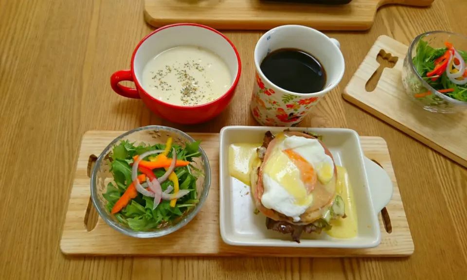 Snapdishの料理写真:『エッグベネディクトで朝ごはん☕🍞🌄』|seri-chanさん