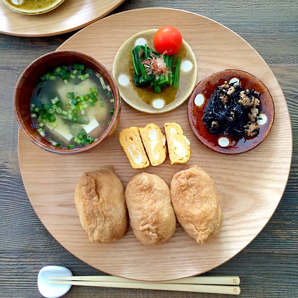 おいなりさん、ほうれん草おひたし、ひじき煮物、出し巻き卵|Nao Yamadaさん