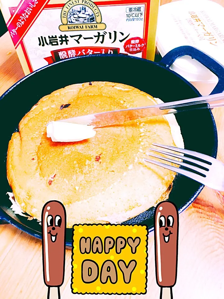 Snapdishの料理写真:小岩井マーガリンを使ったホットケーキ(๑˃̵ᴗ˂̵)و ̑̑中にプリンを混ぜて焼いたのでふっくらしてる。|るりさん