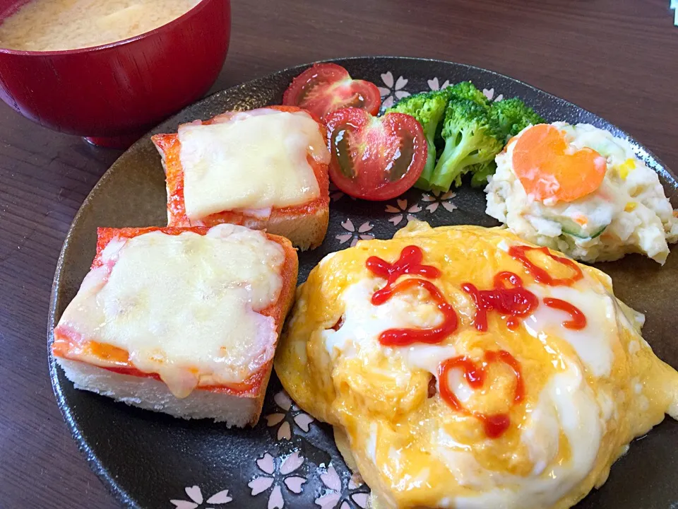 オムライス
ピザトースト
野菜
ポテトサラダ
味噌汁
#ランチプレート|mamiさん