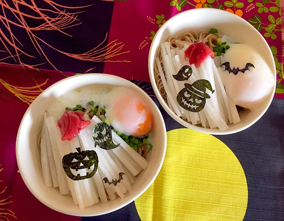 Snapdishの料理写真:ハロウィンに食べる梅干入り温玉蕎麦|ヨーコさん