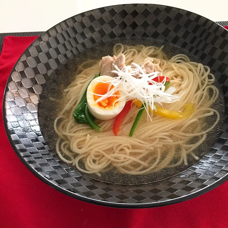 比内地鶏のスープのラーメン
博多地鶏もも肉とコラボ（笑）
シンプルにお出汁を味合う。|みすてりあすゆっこさん