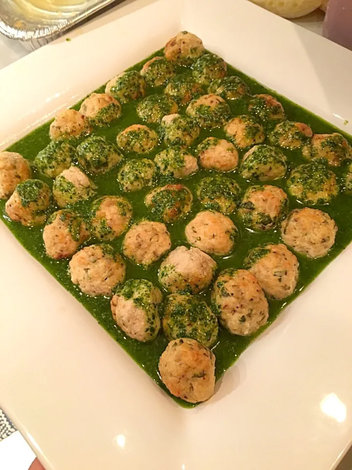 Chicken meatballs with pesto sauce|🌺IAnneさん