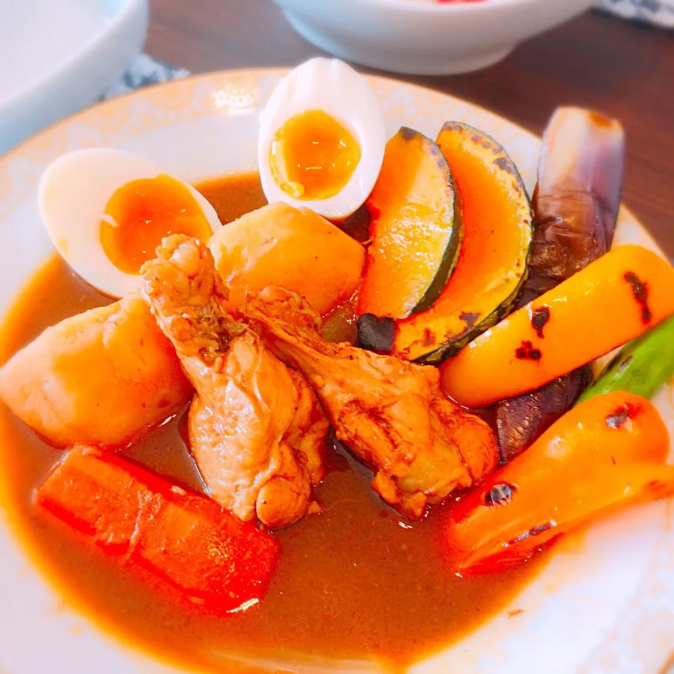 焼き野菜たっぷり鶏手羽元のスープカレー🍛🍗💕|🍎ゆかりんご🍎さん