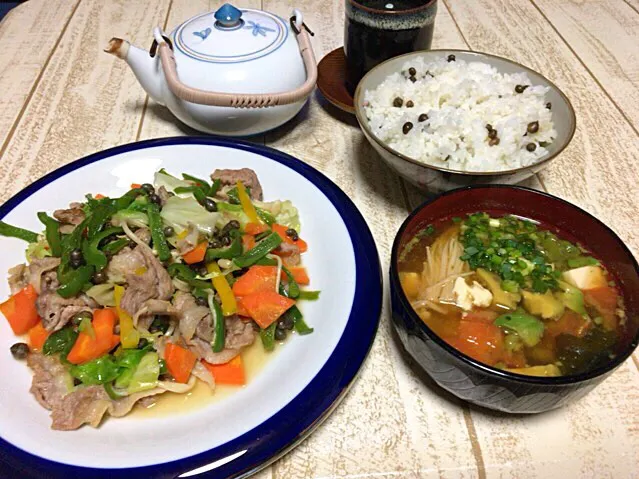 今日の男飯(＞人＜;)野菜炒め(豚肉、ししとう、ピーマン、人参、キャベツ、パプリカ、しめじ、むかご)and
具沢山味噌汁(煮干し、わかめ、しめじ、豆腐、アボカド、トマト、刻みネギ)'andむかごごはん♬|ひーちゃんさん