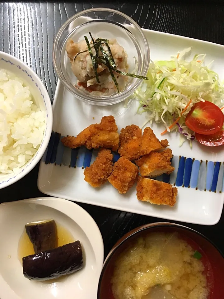 Snapdishの料理写真:ササミの唐揚げ、サラダ、里芋の梅和え、茄子の揚げ浸し、みそ汁、ご飯

#ムスメご飯|mossan＠OSAKAさん