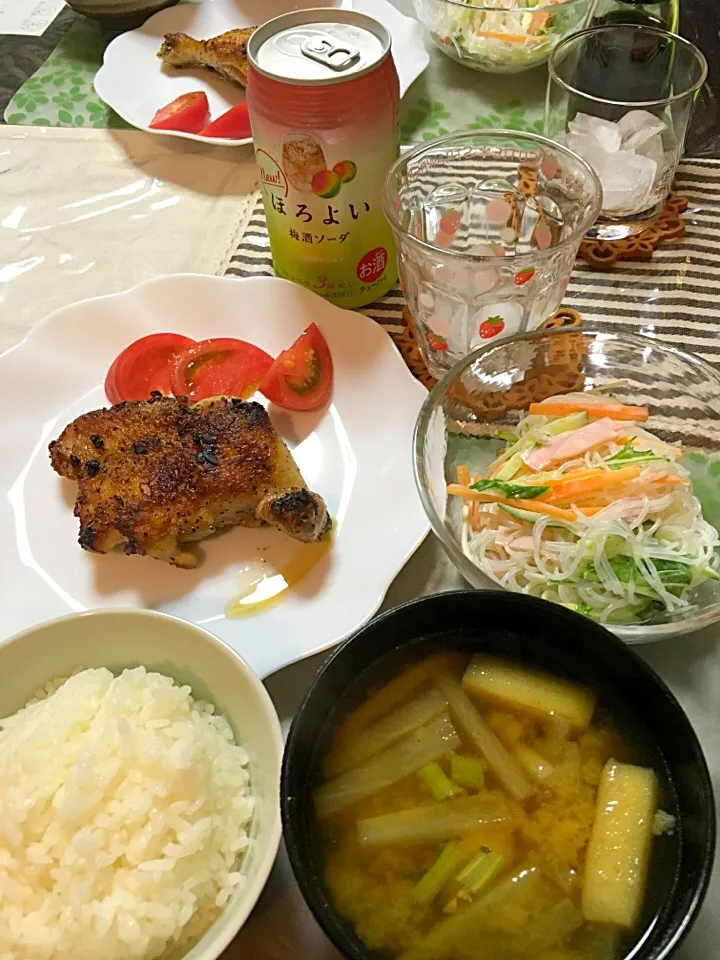 チキンステーキ、春雨サラダ、大根と大根の葉と油揚げの味噌汁です(*^｡^*)|ライムさん