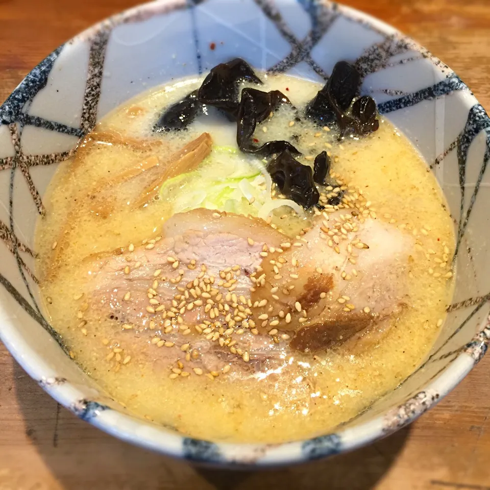 塩とんこつラーメン。コクがあって美味しかったよー！|リュカさん