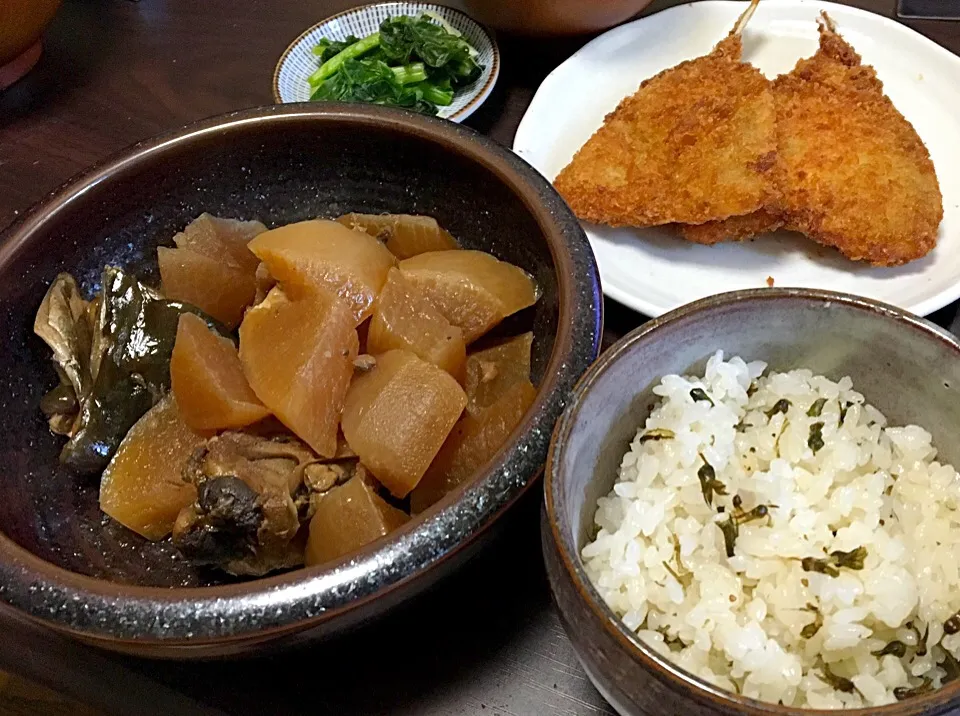 昼ごはん  ぶりアラ大根  鯵フライ しその実の混ぜご飯 揚げとネギの味噌汁 野沢菜漬け|ぽんたさん