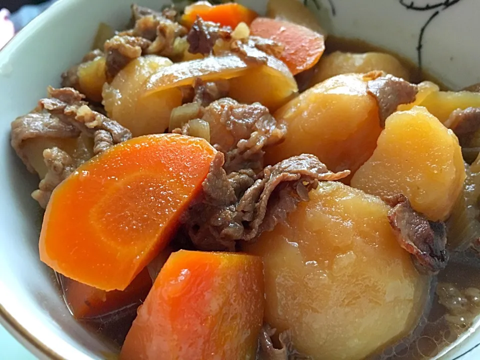 エバラすきやきのたれで味がしみしみ💞ご飯がすすむ肉じゃが😋💞|らいとさん