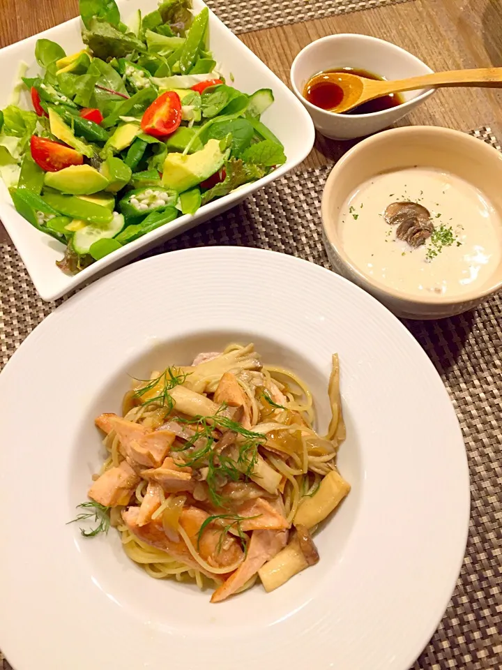 日曜日のパスタ🍝
今日は、秋鮭とキノコのペペロンチーノ🍄たっぷり野菜のサラダ🍅🌿🍃マッシュルームのクリームスープ💛|まみりんごさん