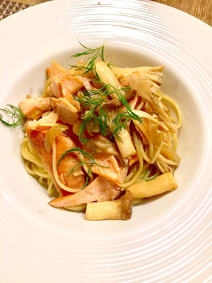 日曜日のパスタ🍝
今日は秋鮭とキノコのペペロンチーノ🍄🌿|まみりんごさん