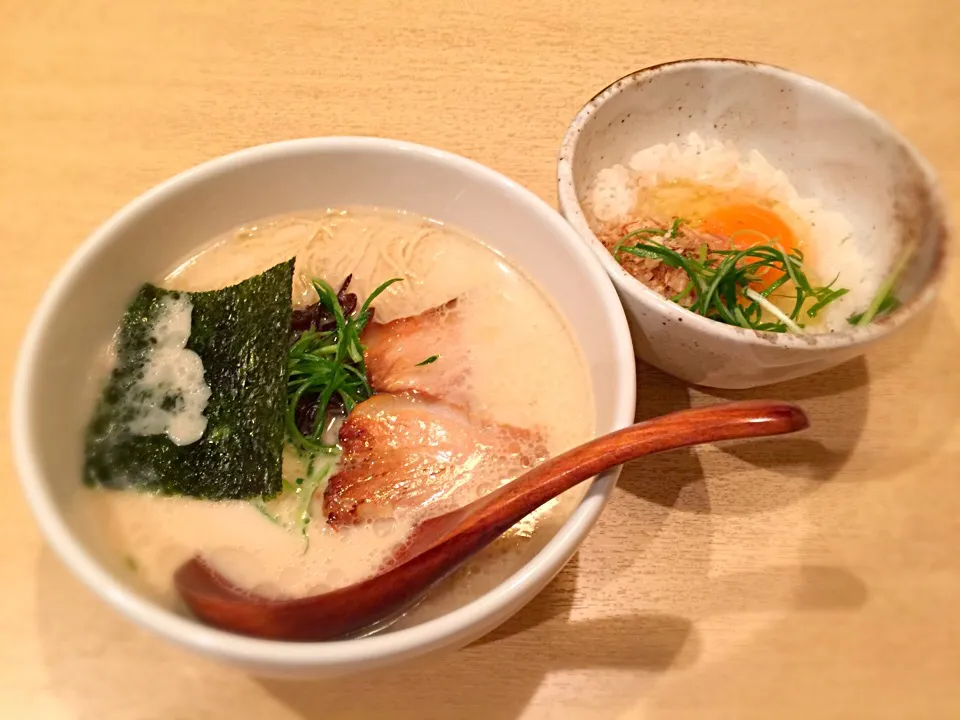 とんこつラーメンと卵かけご飯|チカさん