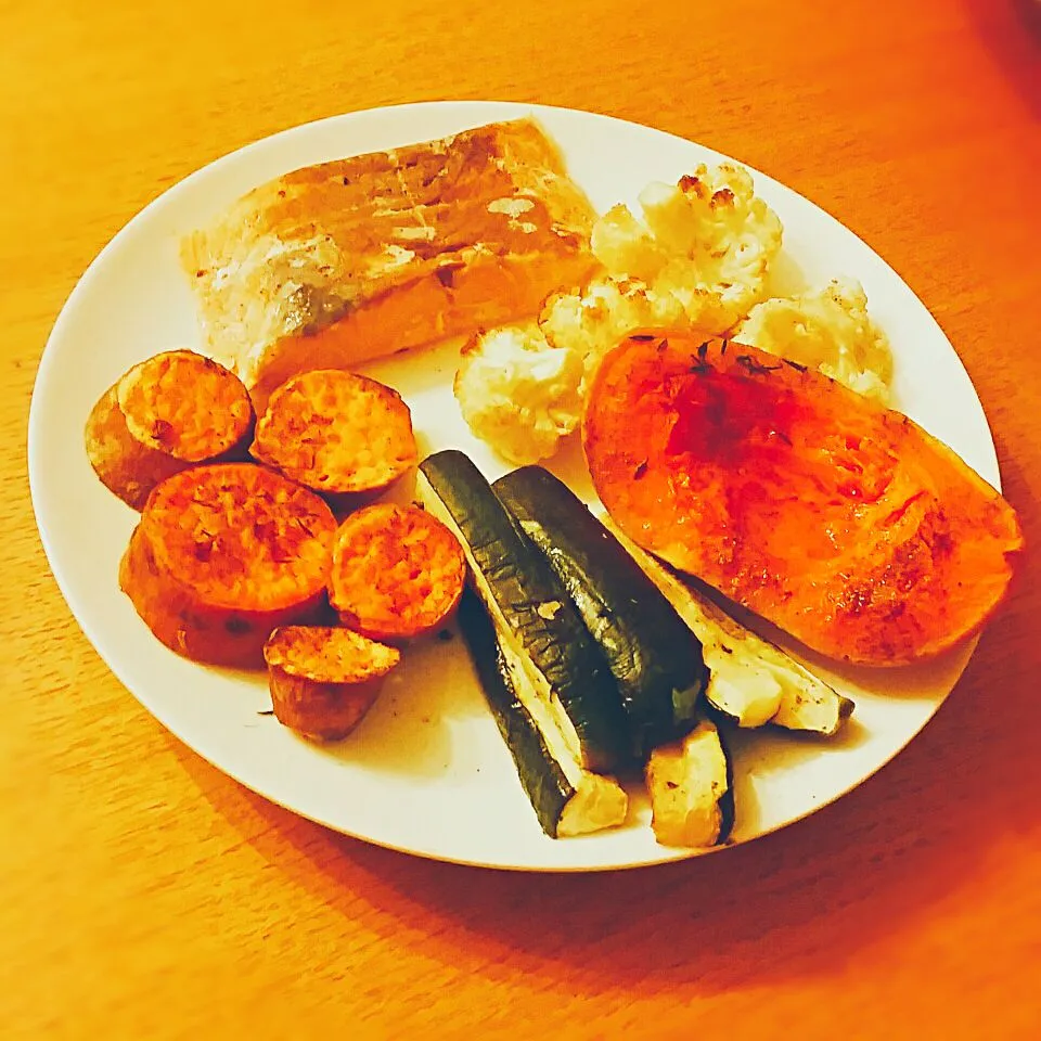 day 1 whole30 yummy salmon and baked veggies|lolaさん