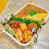 旦那弁当♡鶏の唐揚げ２種類(“塩”と“ニンニク醤油”)、竹輪のオクラ詰め、帆立バター醤油焼き、そぼろご飯|K♡mamaさん