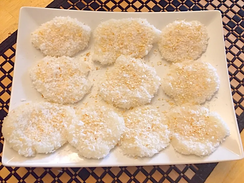 Palitaw/ boiled rice dumplings tossed in freshly grated coconut, sprinkled with sugar & toasted sesame seeds. Serve it with coffee or tea☕️😍👍🏼|🌺IAnneさん