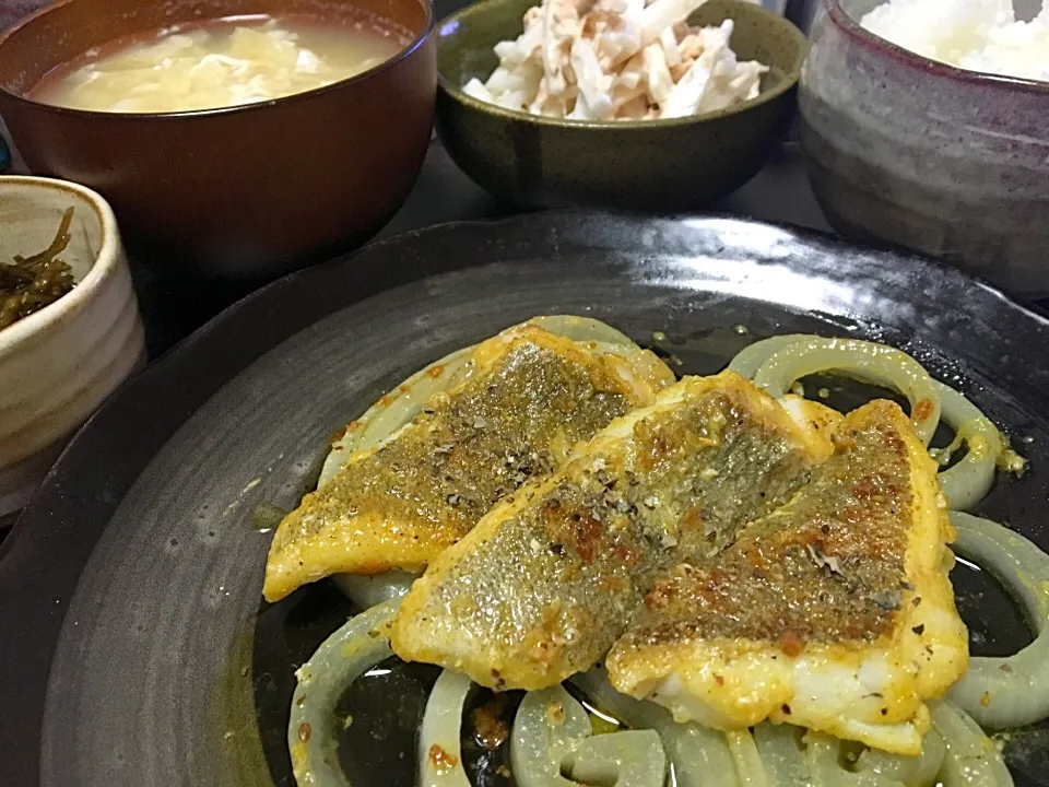 晩ごはん  鱈のカレームニエル 大根とツナのサラダ 昆布としその実の佃煮 キャベツと卵のスープ 白飯|ぽんたさん