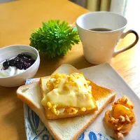 今朝ごはん 厚揚げのおかず乗ってます