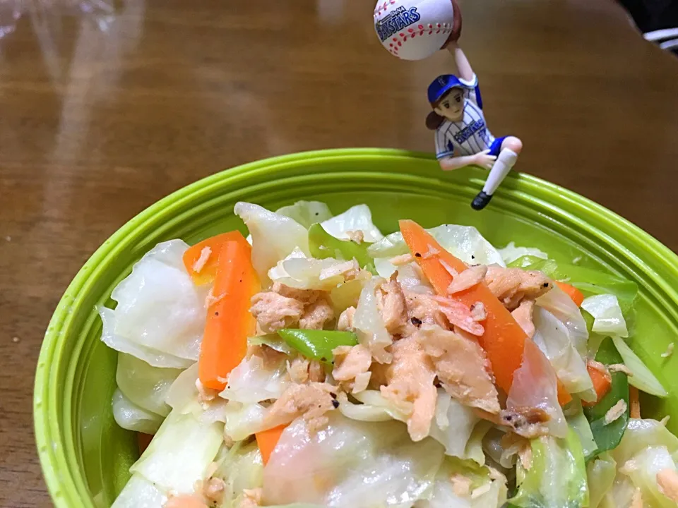 鮭フレークで味噌なしちゃんちゃん焼き丼( ^ω^ )|もっつぁさん