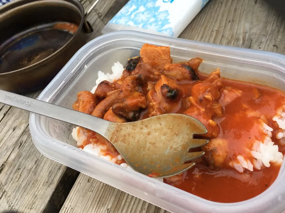 山飯！食材3つでトマトカレー(￣▽￣)|もっつぁさん