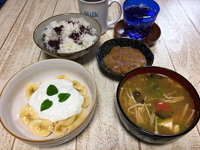 今日の男飯(＞人＜;)朝ご飯バージョン♬むかごごはんwithシソand納豆andワカメ、豆腐、しめじ、アボカド、トマト味噌汁♬|ひーちゃんさん